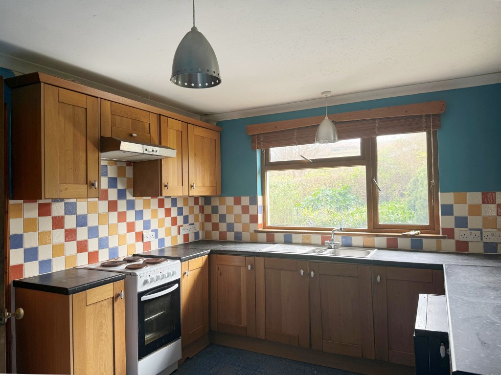 Lot: 118 - DETACHED HOUSE WITH ATTACHED ANNEXE GARDEN, GARAGE AND TWO DRIVES - Kitchen